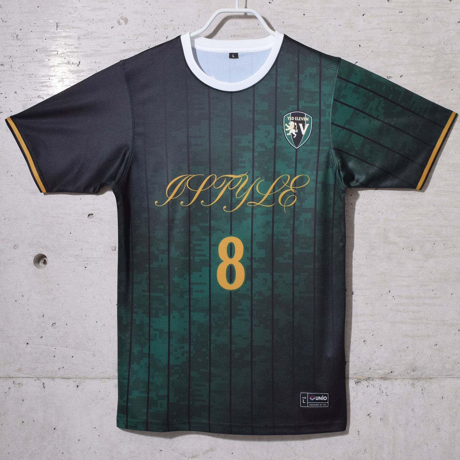 ブラック×グリーン×ゴールドのシックなサッカーユニフォーム