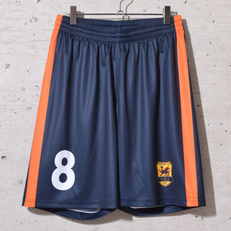 オレンジの縦ラインが特徴的なサッカーユニフォーム | 作成事例 フォト