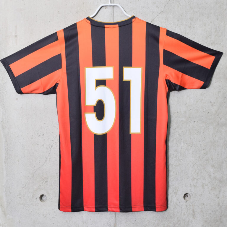 ストライプ柄とオリジナルロゴが印象的なスタイリッシュな