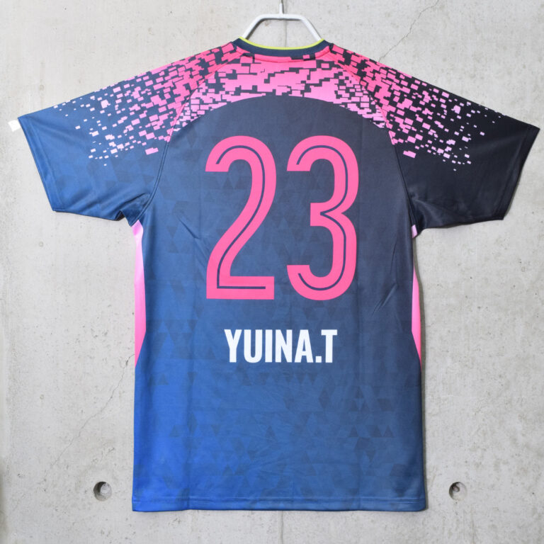 幾何学模様がネイビーのグラデーションに映える1枚 | 作成事例 フォト