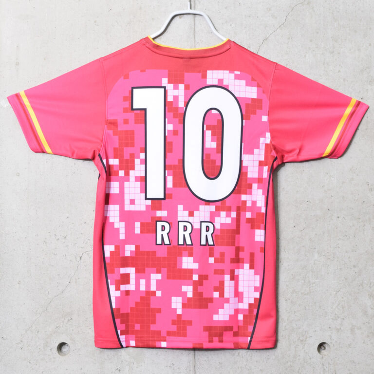 ピンクのデジタルカモフラージュ柄が目を引くゴールキーパー用